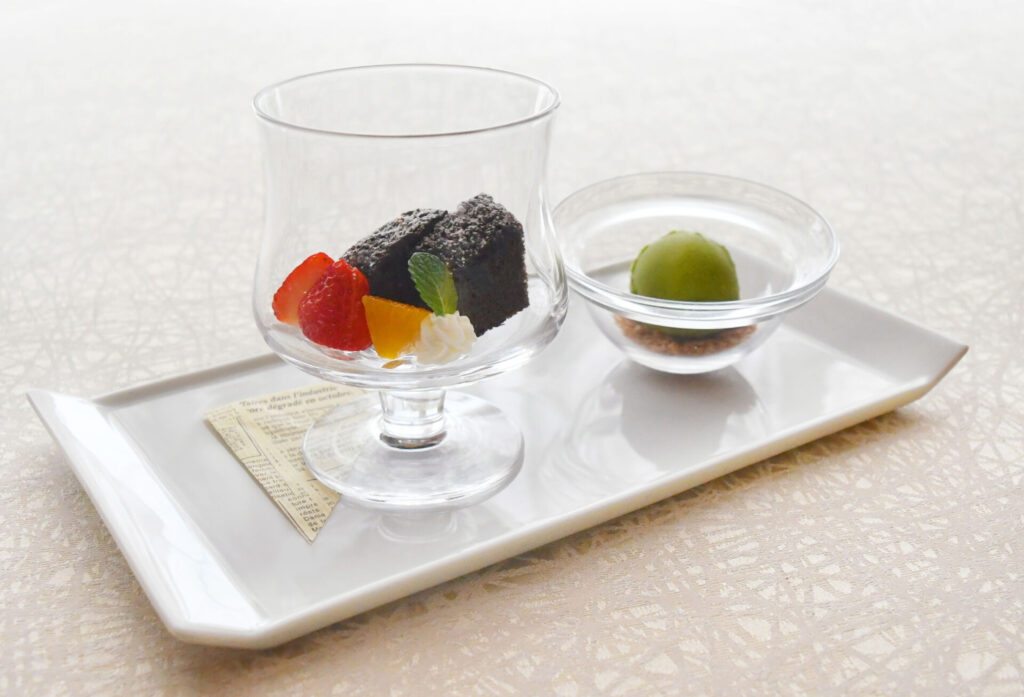 クランベショコラケーキに抹茶アイスを添えて