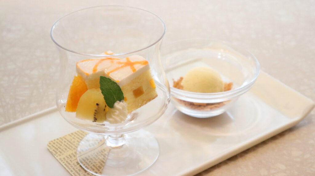マンゴーケーキと季節のフルーツ バニラアイスを添えて