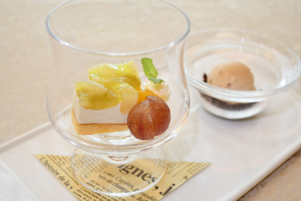 洋梨と葡萄のケーキ
フルーツと渋皮栗のアイス添え