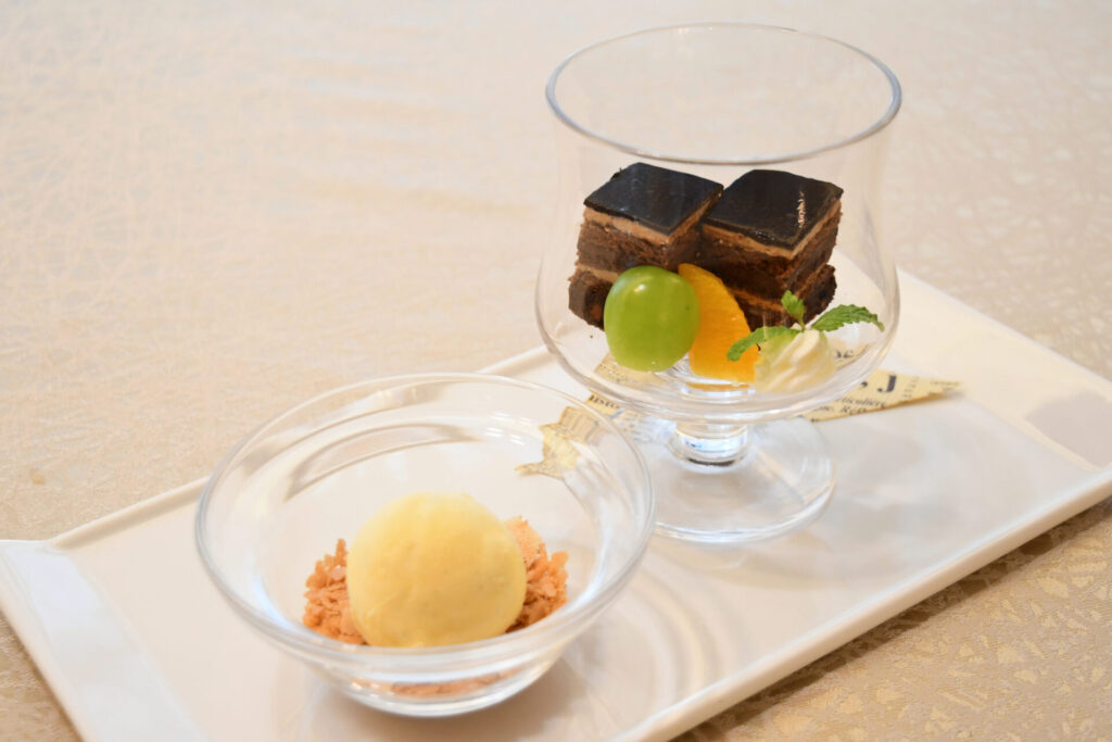 クラシックオペラとフルーツ
バニラアイス添え