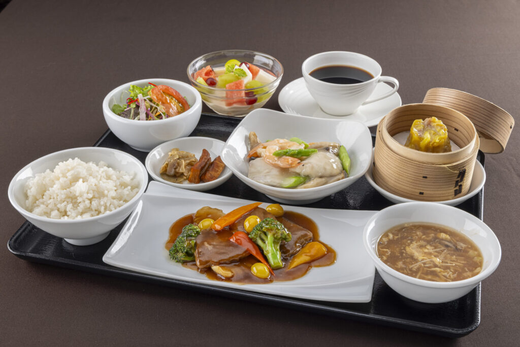 ダブルランチ
<font size=2px>週替わりのメイン2種・副菜・サラダ・スープ・ご飯・漬物・杏仁豆腐・コーヒー付き</font>