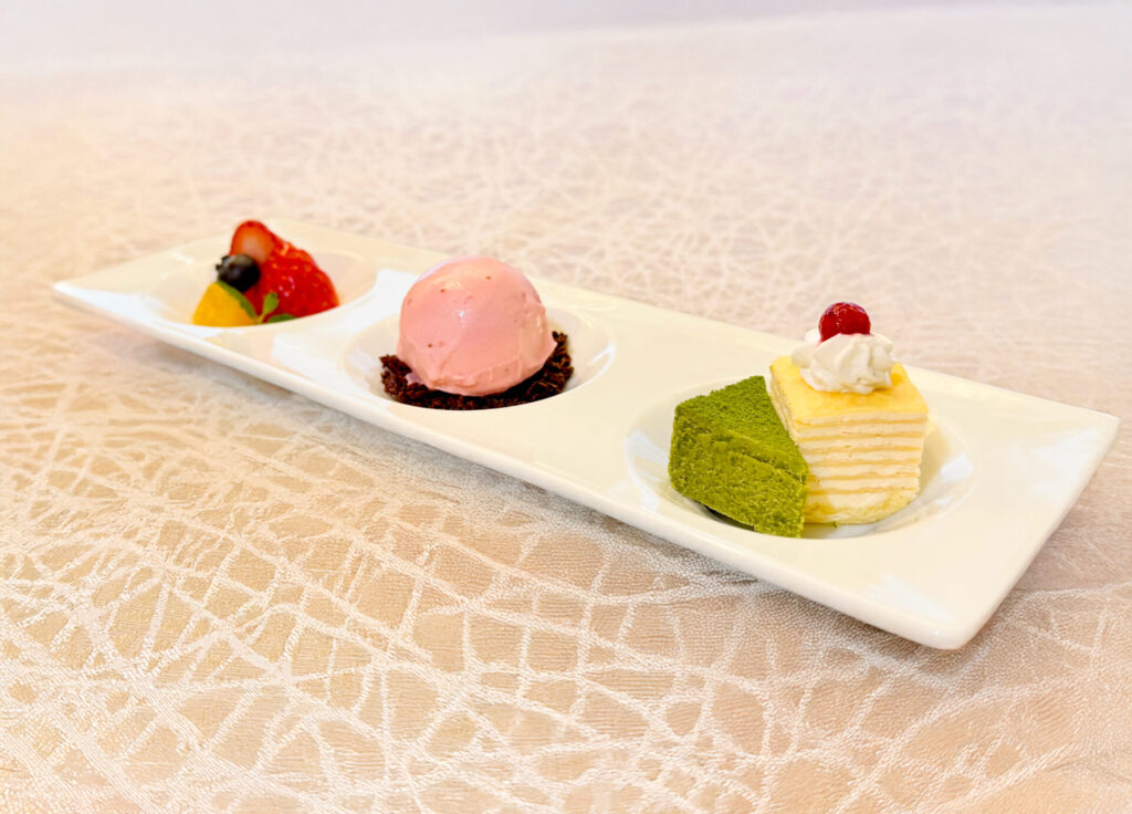 ミルクレープと抹茶のテリーヌ
ストロベリーアイスを添えて